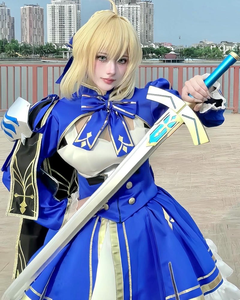 Nguyễn Thị Hà Vi cosplay Saber váy xanh giáp bạc ngầu