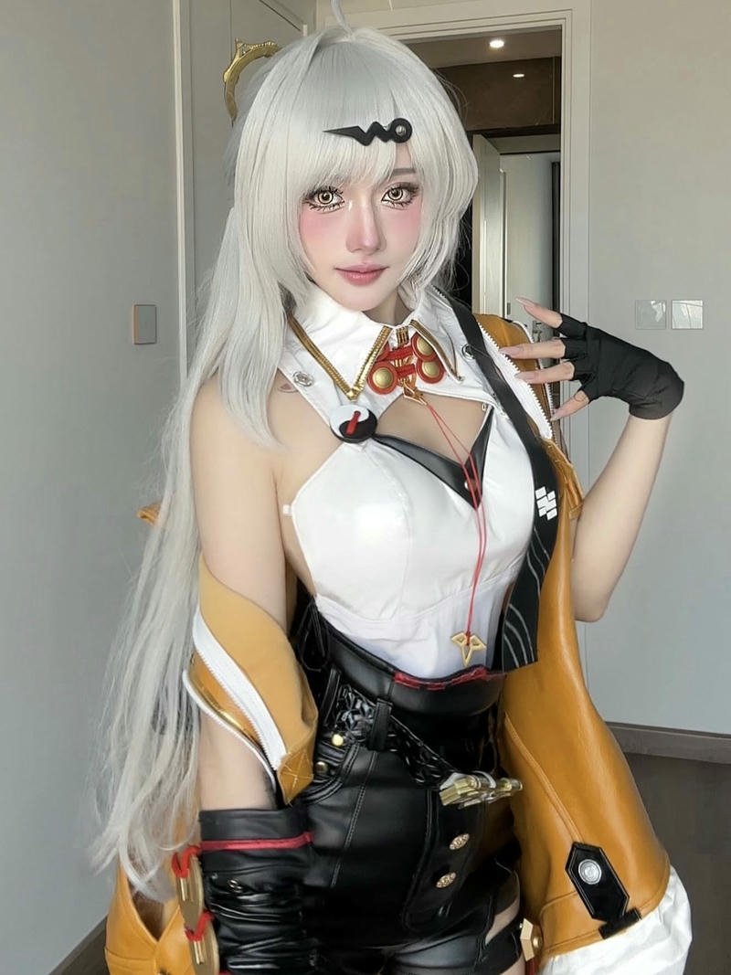 Nguyễn Thị Hà Vi cosplay chiến binh tóc trắng áo vàng
