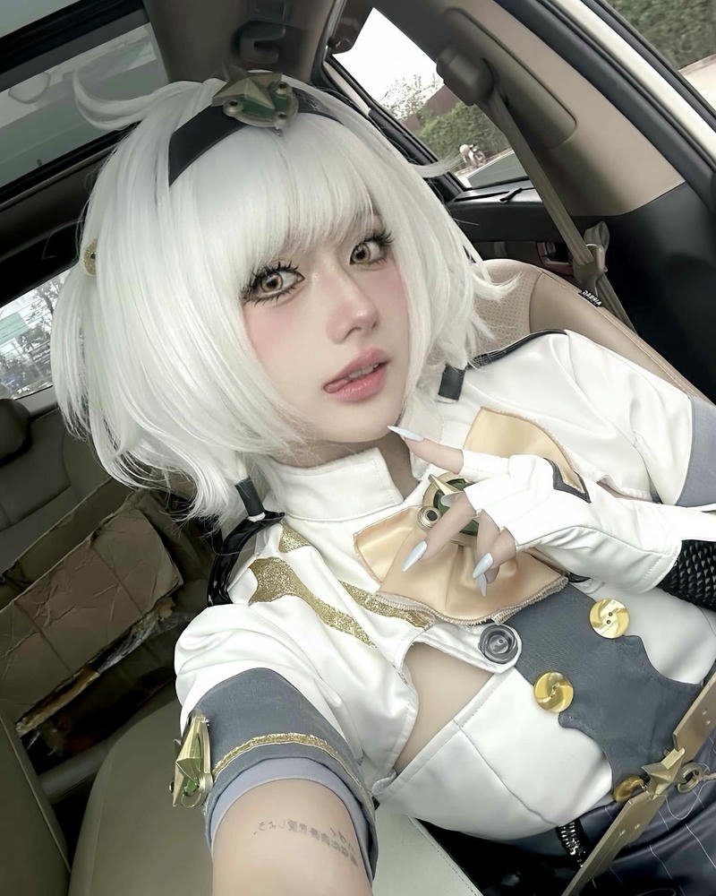 Nguyễn Thị Hà Vi cosplay hầu gái tóc ngắn màu trắng