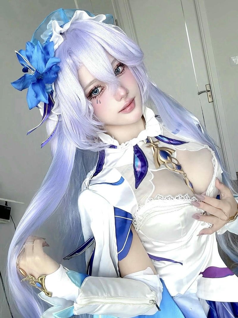 Nguyễn Thị Hà Vi cosplay nhân vật game trang phục xanh
