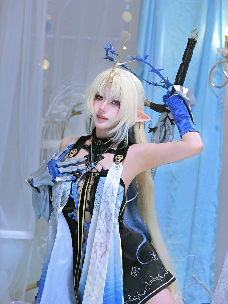 Nguyễn Thị Hà Vi cosplay nữ chiến binh cầm kiếm xanh