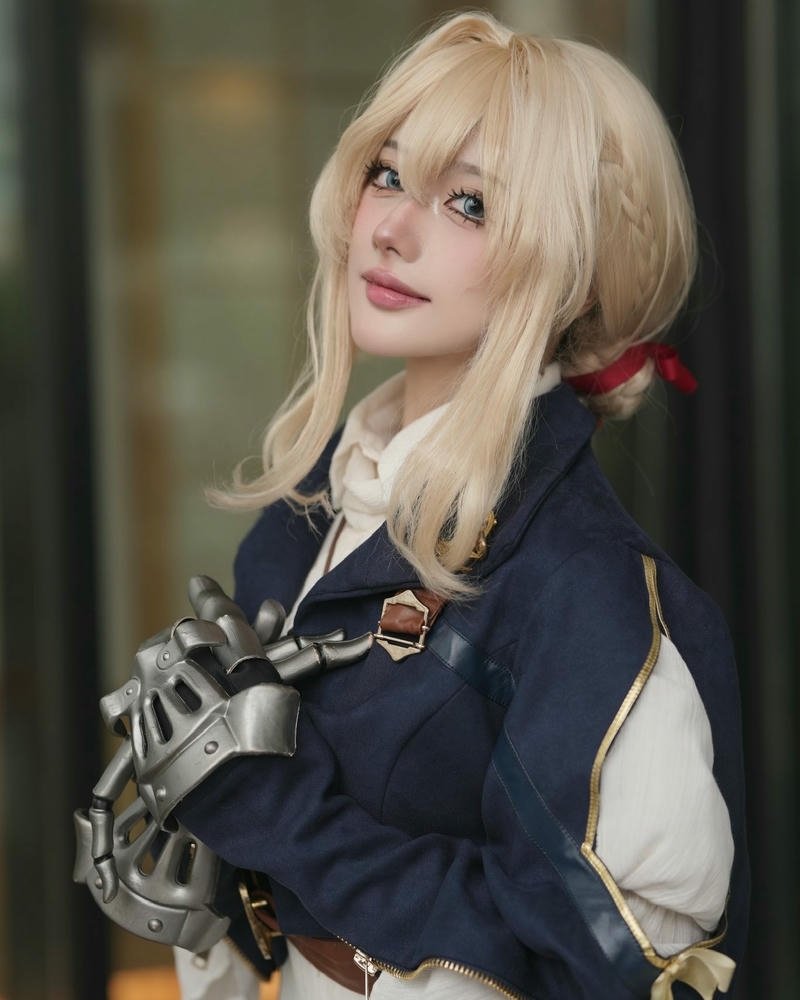 Nguyễn Thị Hà Vi cosplay nữ sinh tóc vàng đeo nơ