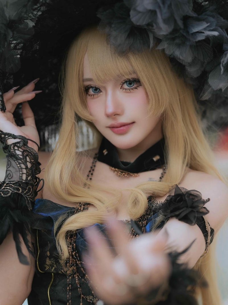 Nguyễn Thị Hà Vi cosplay phù thủy đen đội mũ rộng