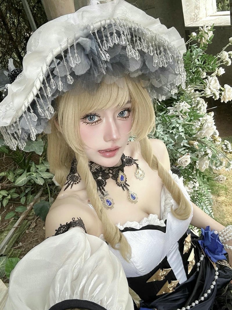 Nguyễn Thị Hà Vi cosplay tiểu thư đội mũ nơ trắng