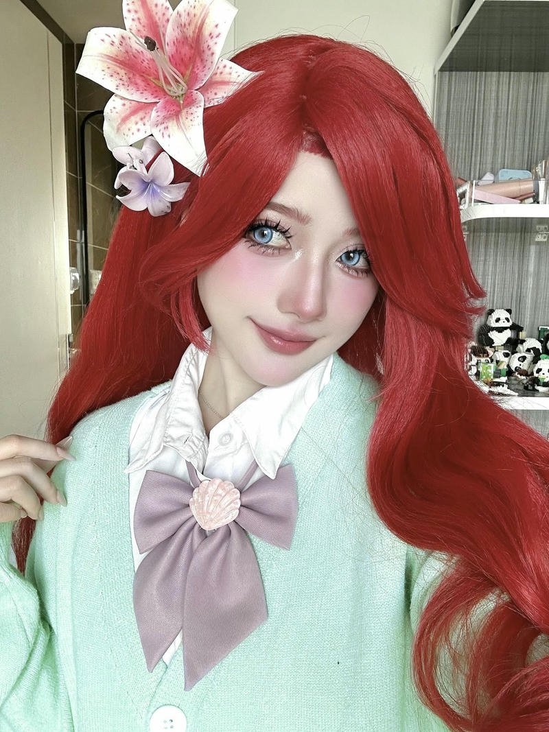 Nguyễn Thị Hà Vi cosplay tóc đỏ áo xanh dịu dàng