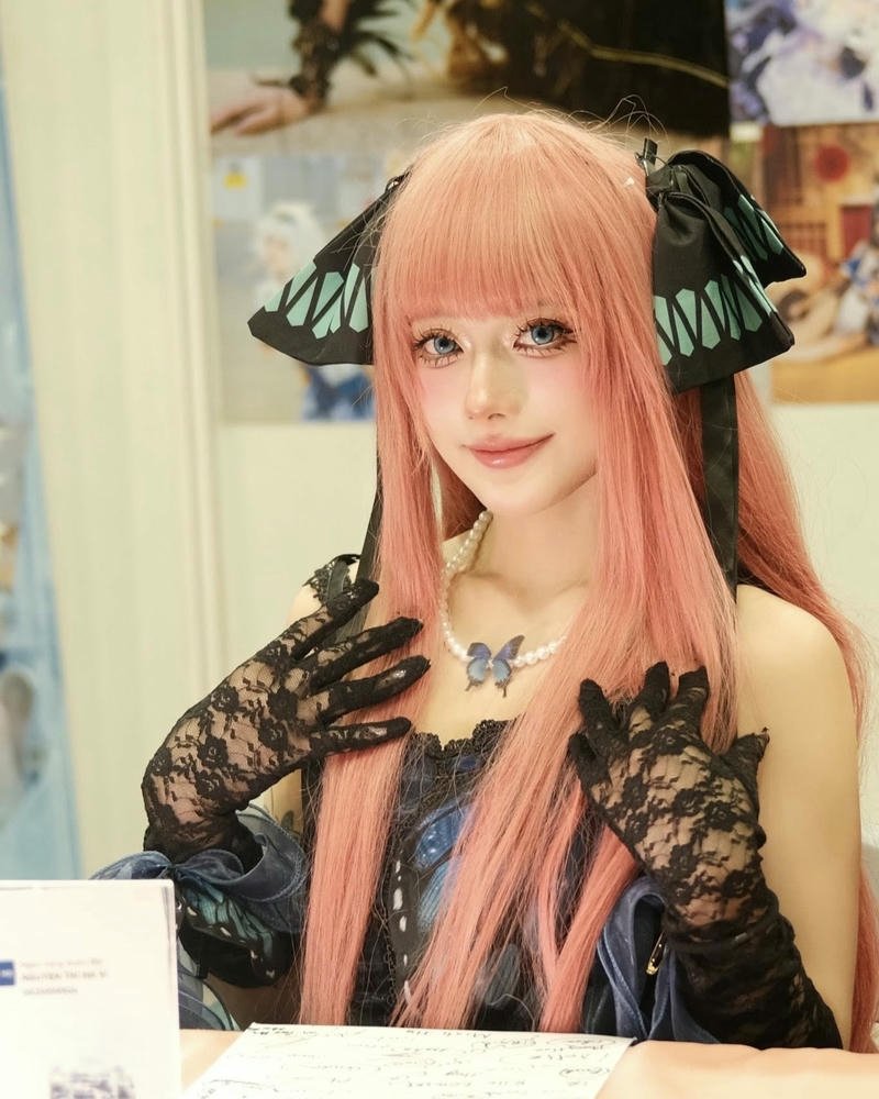 Nguyễn Thị Hà Vi cosplay tóc hồng váy đen bướm xinh