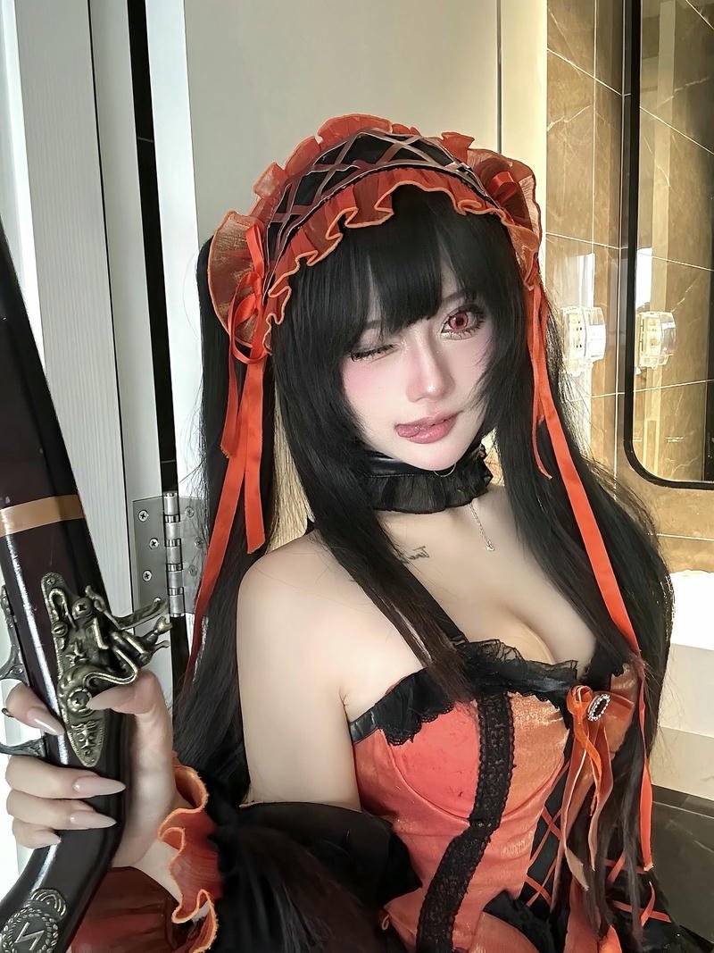 Nguyễn Thị Hà Vi cosplay trang phục đen đỏ bí ẩn