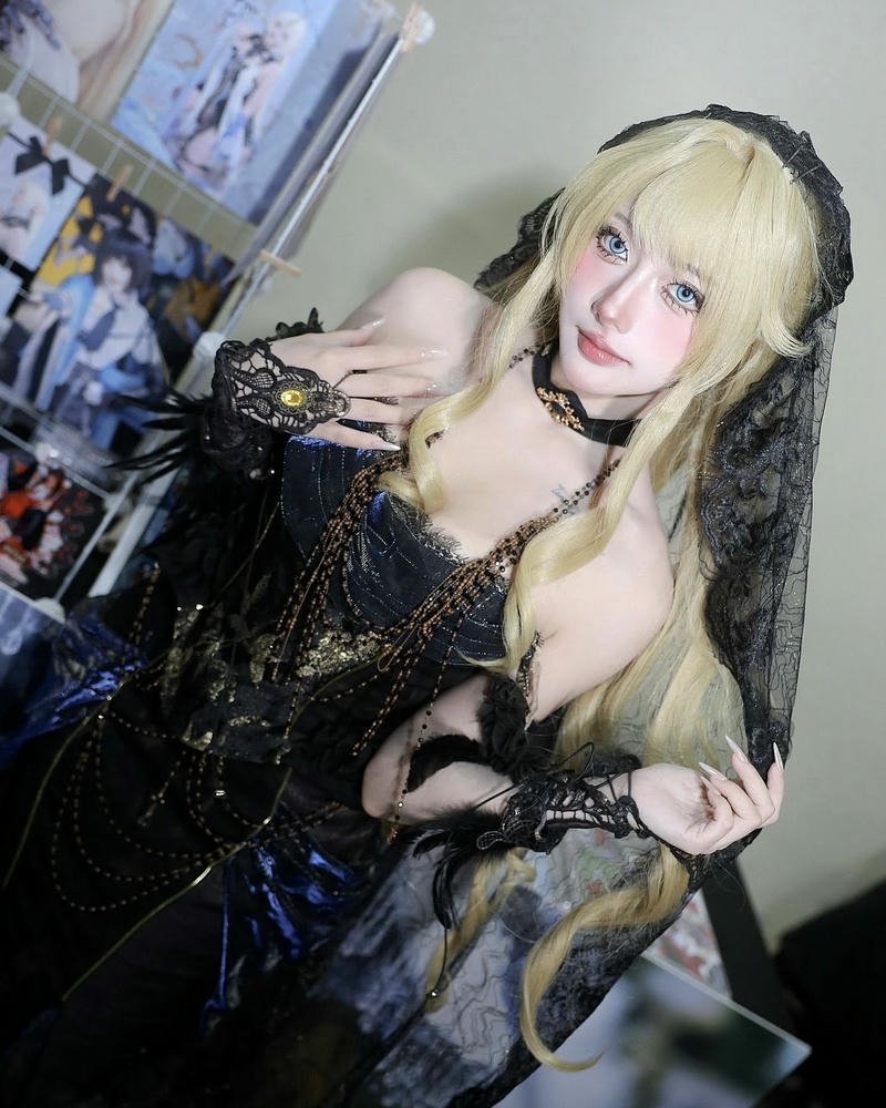 Nguyễn Thị Hà Vi cosplay váy đen huyền bí tóc vàng