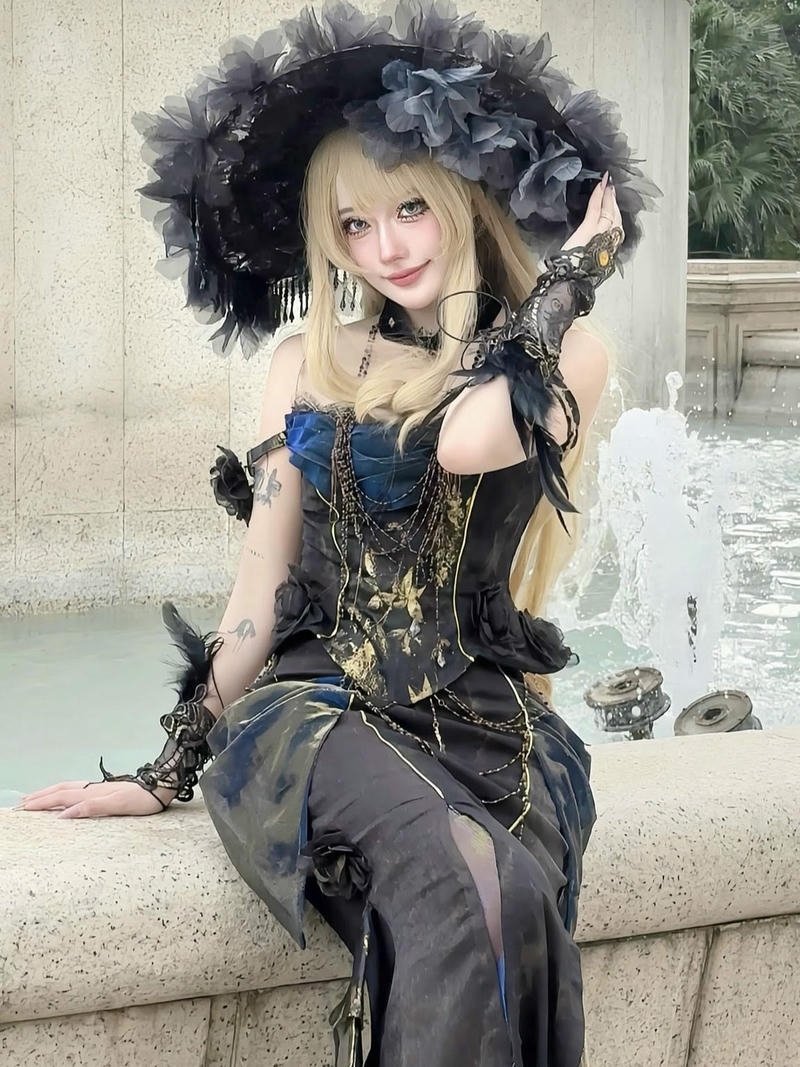 Nguyễn Thị Hà Vi cosplay váy đen lông vũ quyến rũ