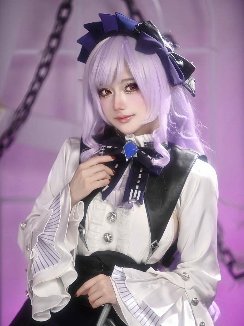 Nguyễn Thị Hà Vi cosplay váy đen trắng tóc tím nhạt