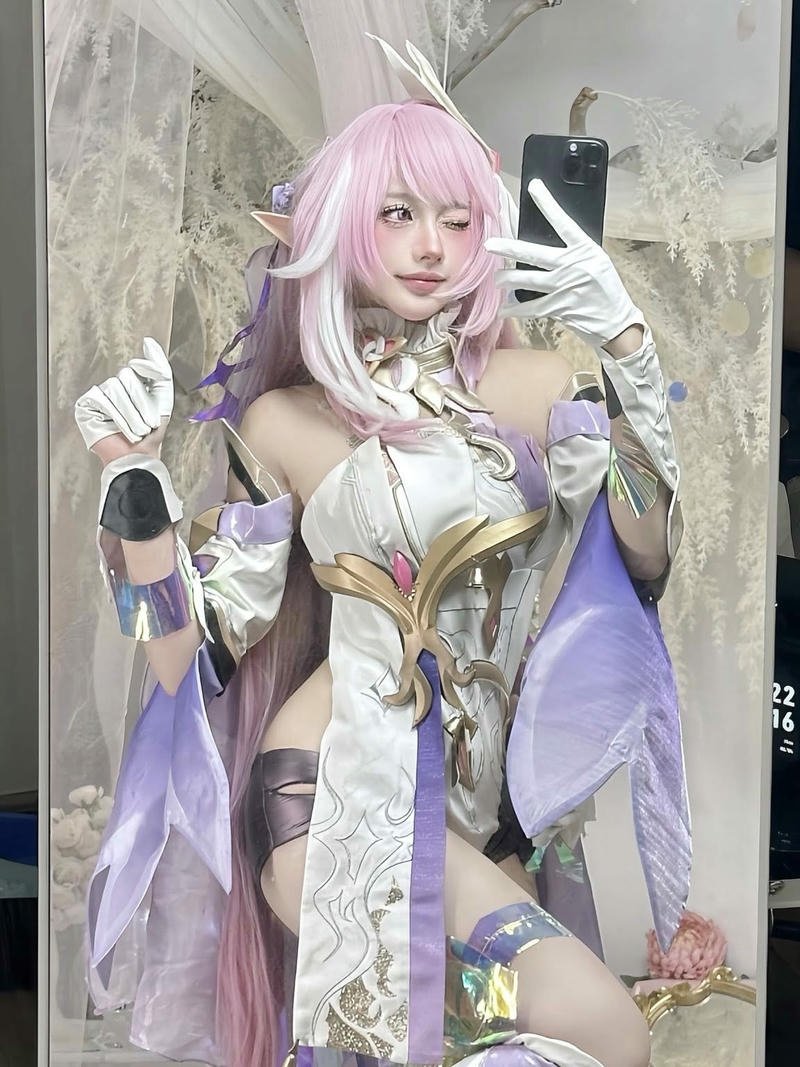 Nguyễn Thị Hà Vi cosplay váy trắng thiết kế lạ mắt