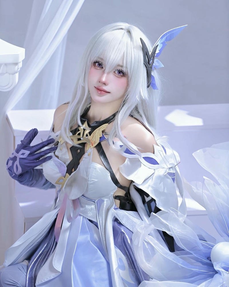 Nguyễn Thị Hà Vi cosplay váy trắng xanh lộng lẫy đẹp