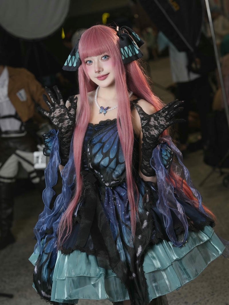 Nguyễn Thị Hà Vi cosplay váy xòe đen tóc hồng đậm
