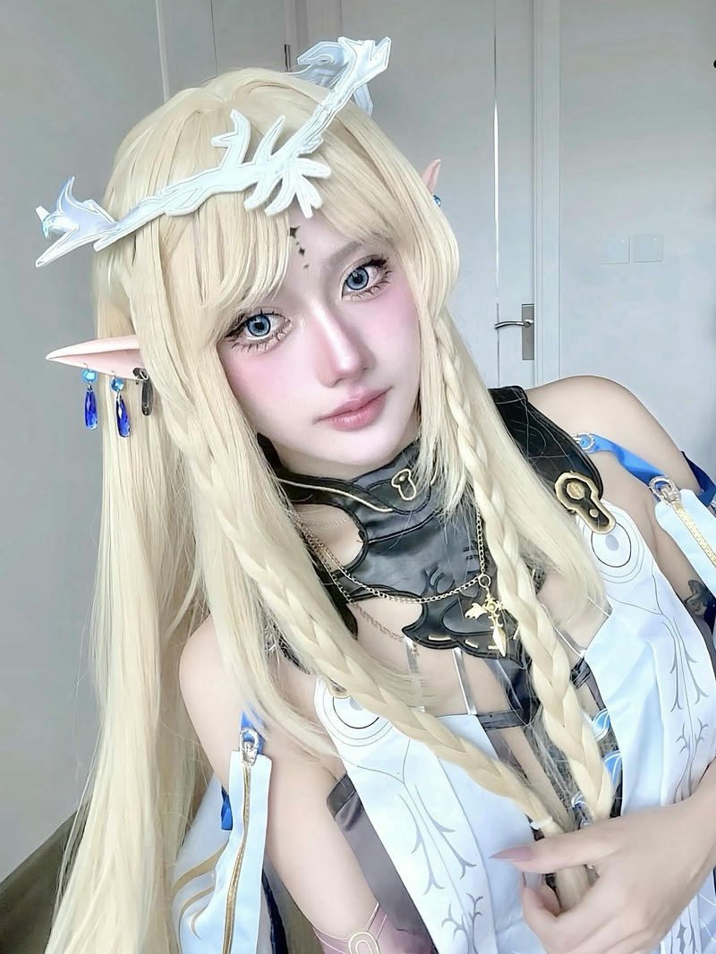 Nguyễn Thị Hà Vi cosplay yêu tinh tai nhọn tóc vàng