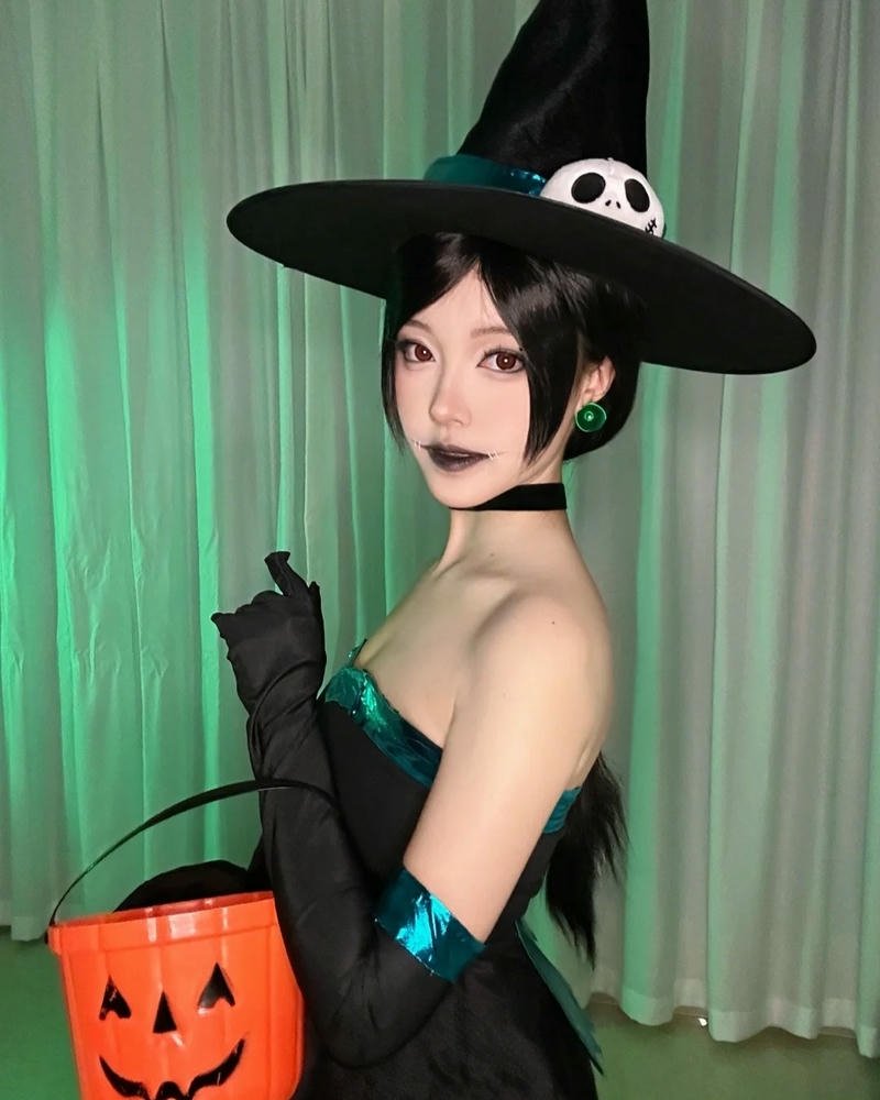 Phù thủy ảnh cosplay phong cách Halloween hiện đại