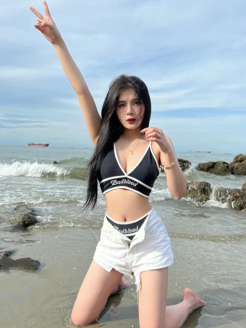 Quỳnh Alee bikini sexy nụ cười