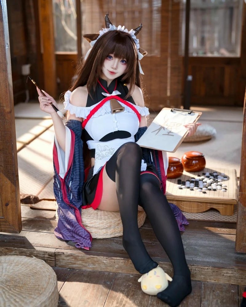 Trang phục cosplay bò sữa hầu gái ngồi trên sàn