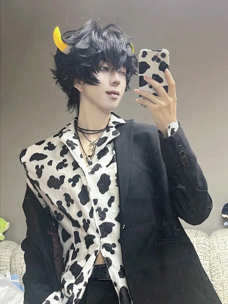 Trang phục cosplay bò sữa nam mặc vest đen