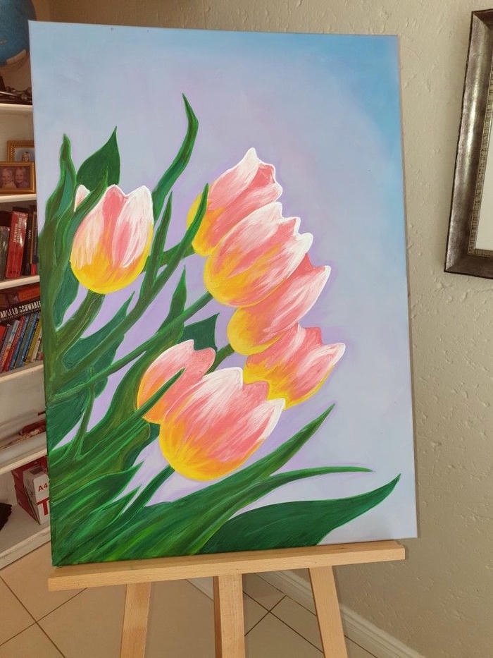 Tranh hoa tulip đẹp màu hồng cam trên giá gỗ nhỏ