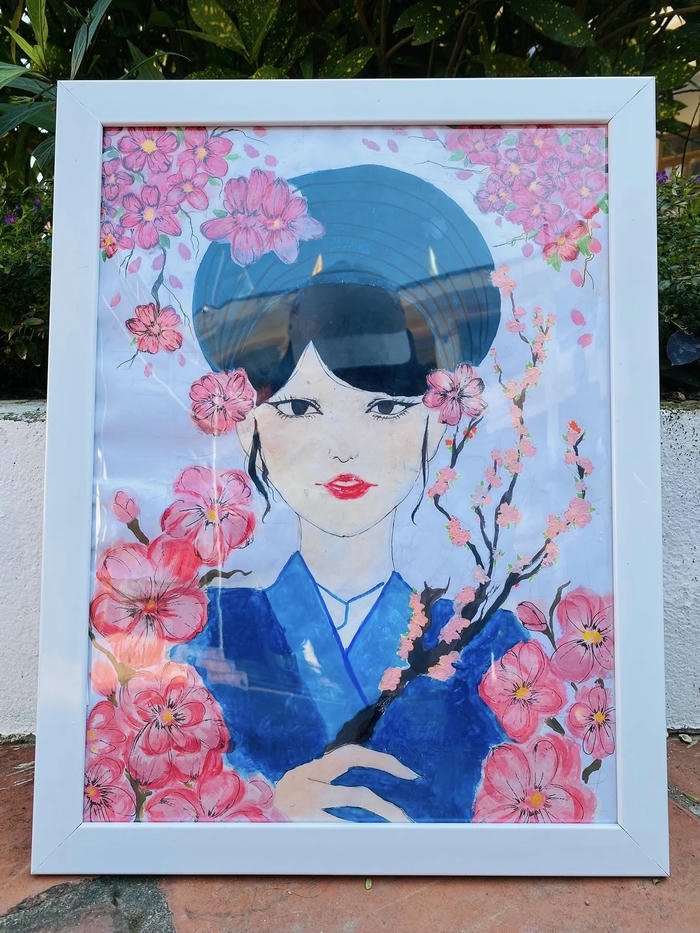 Tranh sơn dầu hoa đào thiếu nữ mặc áo xanh