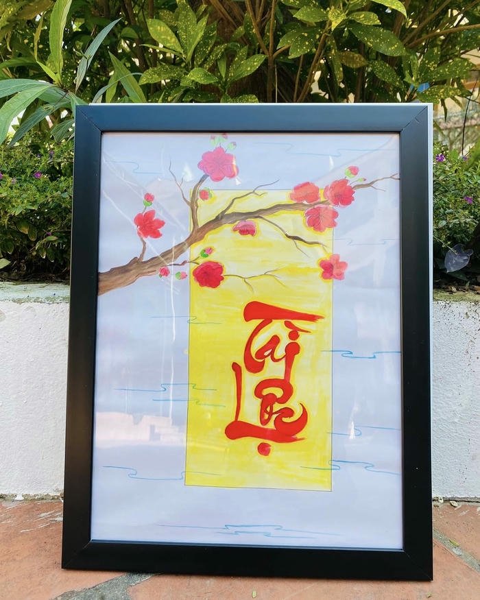 Tranh vẽ hoa đào đẹp kết hợp thư pháp chữ đỏ