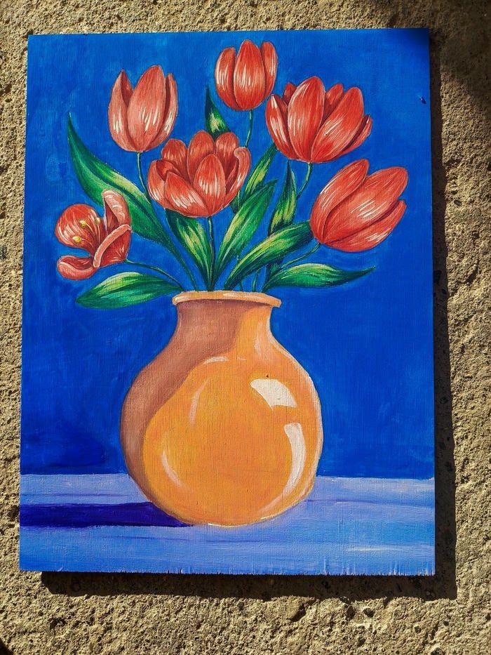 Tranh vẽ hoa tulip đỏ cam trong bình gốm tròn vàng