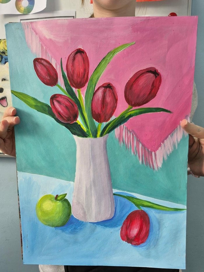 Tranh vẽ hoa tulip đỏ cắm trong lọ trắng nền xanh