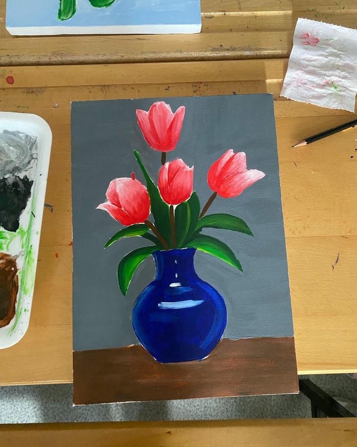 Tranh vẽ màu nước hoa tulip đỏ trong bình xanh dương