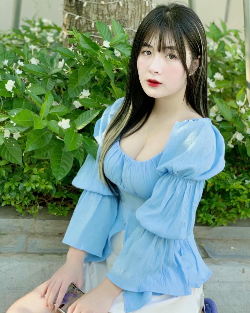 hình Quỳnh Alee bikini sexy đỏ rực