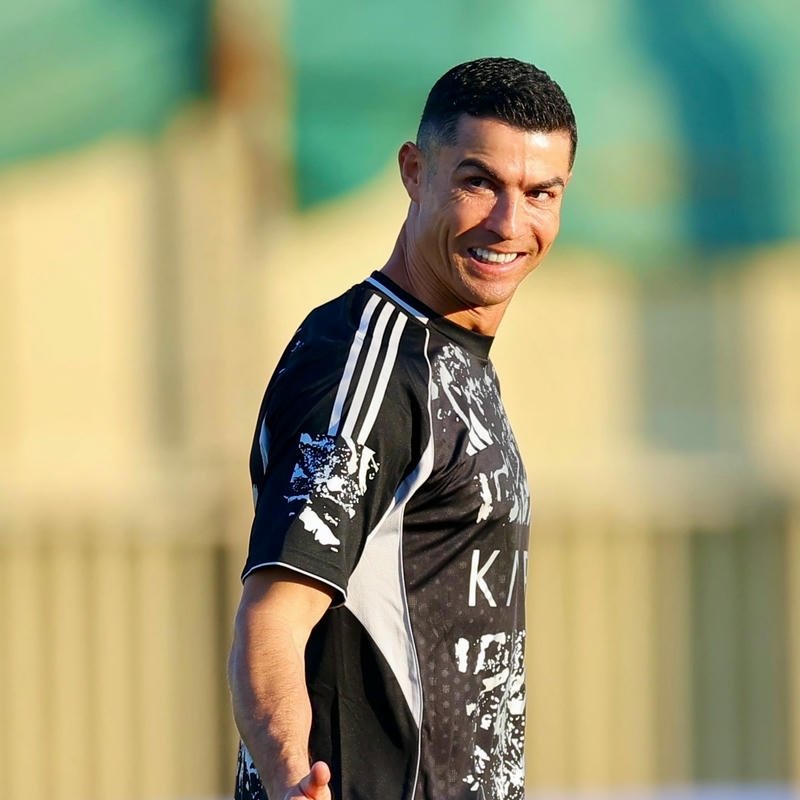 89+ Avatar Ronaldo (CR7) cực ngầu, chất lượng 4k cho fan Ảnh Cristiano cười rạng rỡ trên sân tập nắng đẹp