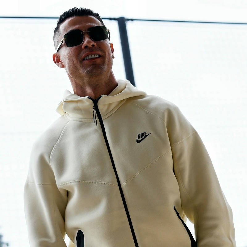 89+ Avatar Ronaldo (CR7) cực ngầu, chất lượng 4k cho fan Ảnh avatar Ronaldo đeo kính râm mặc áo khoác trắng cực chất