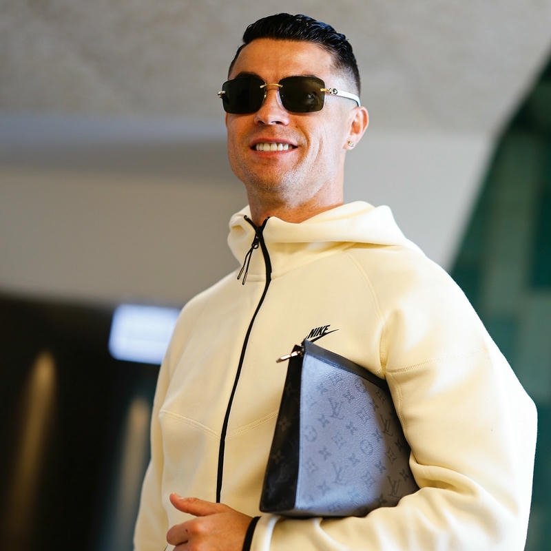 89+ Avatar Ronaldo (CR7) cực ngầu, chất lượng 4k cho fan Ảnh avatar Ronaldo đeo kính thời trang cười mỉm điển trai