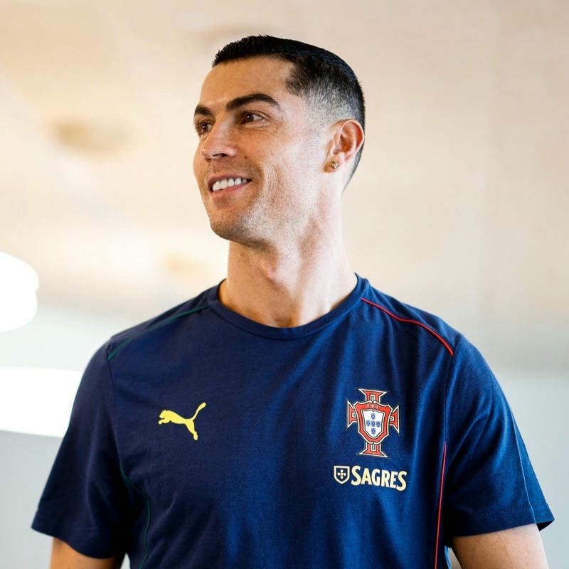89+ Avatar Ronaldo (CR7) cực ngầu, chất lượng 4k cho fan Ảnh avatar Ronaldo mặc áo phông xanh cười tươi thân thiện