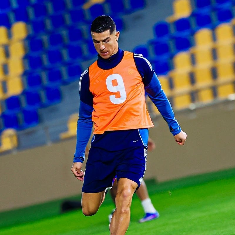 89+ Avatar Ronaldo (CR7) cực ngầu, chất lượng 4k cho fan Ảnh avatar Ronaldo mặc áo tập cam chạy trên sân cỏ