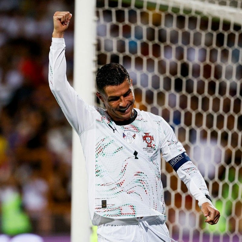 Ảnh avatar Ronaldo mặc áo trắng giơ tay ăn mừng bàn thắng