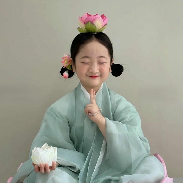Ảnh avatar Tiktok đẹp bé gái mặc đồ cổ trang cười tươi