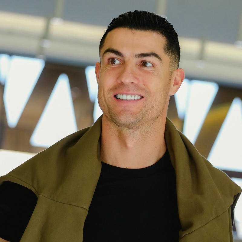 89+ Avatar Ronaldo (CR7) cực ngầu, chất lượng 4k cho fan Ảnh đời thường Ronaldo mặc áo khoác cười tươi vui vẻ
