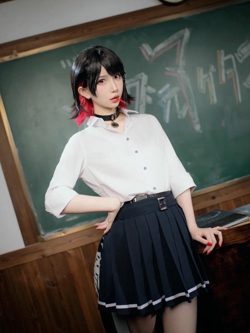 Cosplay học sinh tóc đen áo trắng đứng trong lớp học