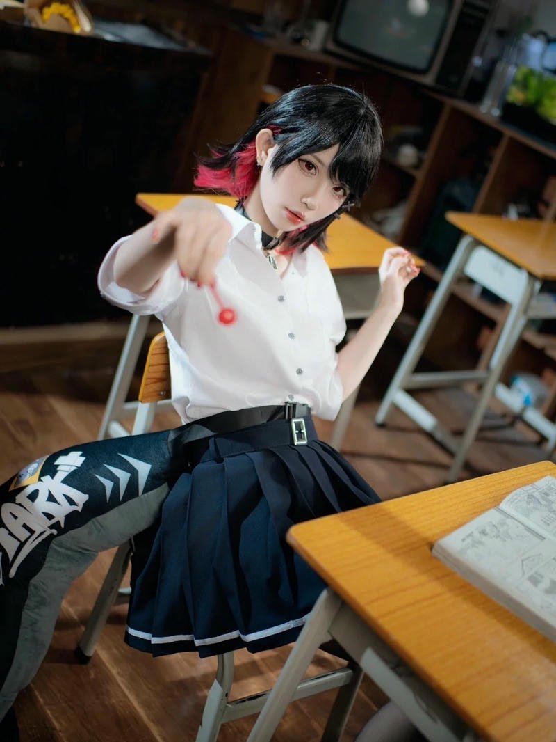Cosplay học sinh tóc đen áo trắng ngồi tại bàn học
