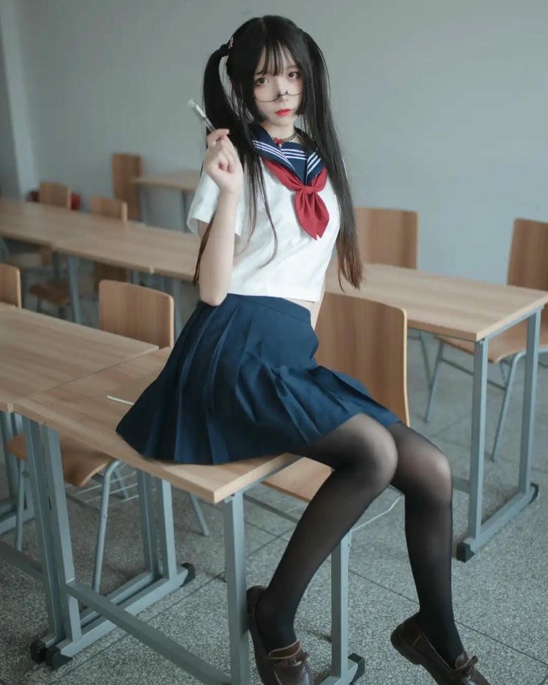 Cosplay học sinh tóc đen đồng phục thủy thủ ngồi bàn