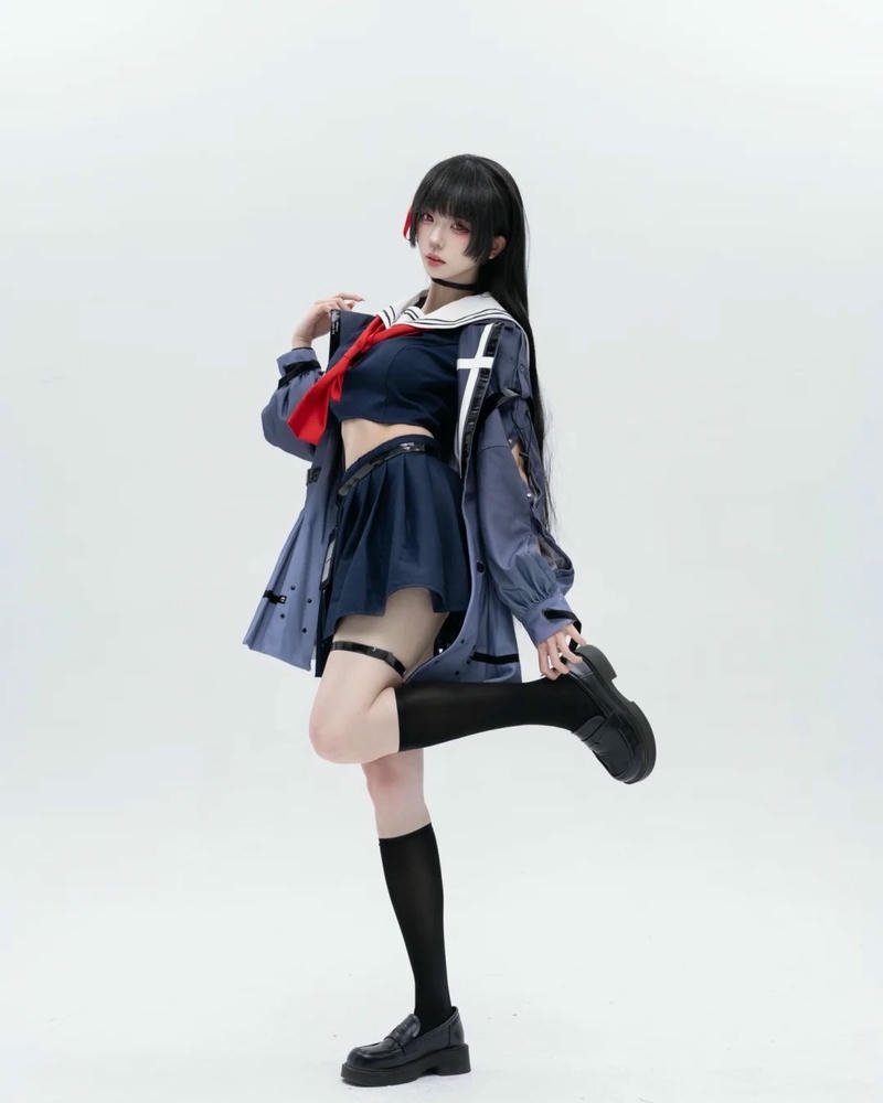 Cosplay học sinh tóc đen đồng phục tối màu đứng một chân