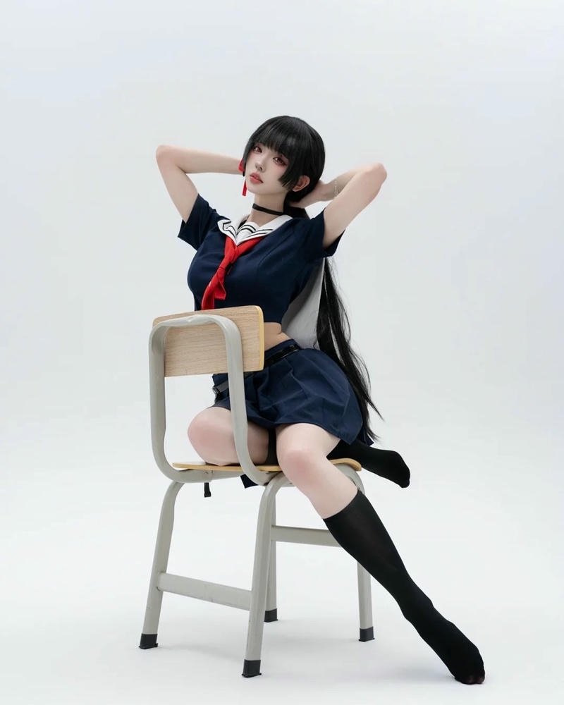 Cosplay học sinh tóc đen đồng phục tối màu ngồi ghế