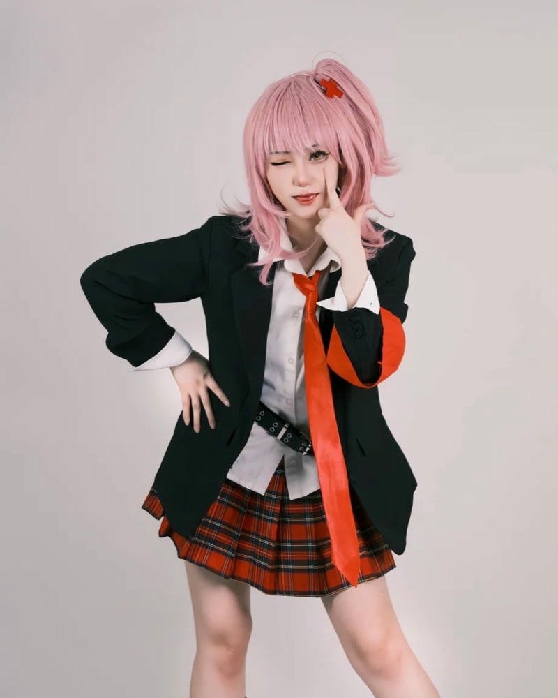 Cosplay học sinh tóc hồng đồng phục đen đỏ đứng thẳng