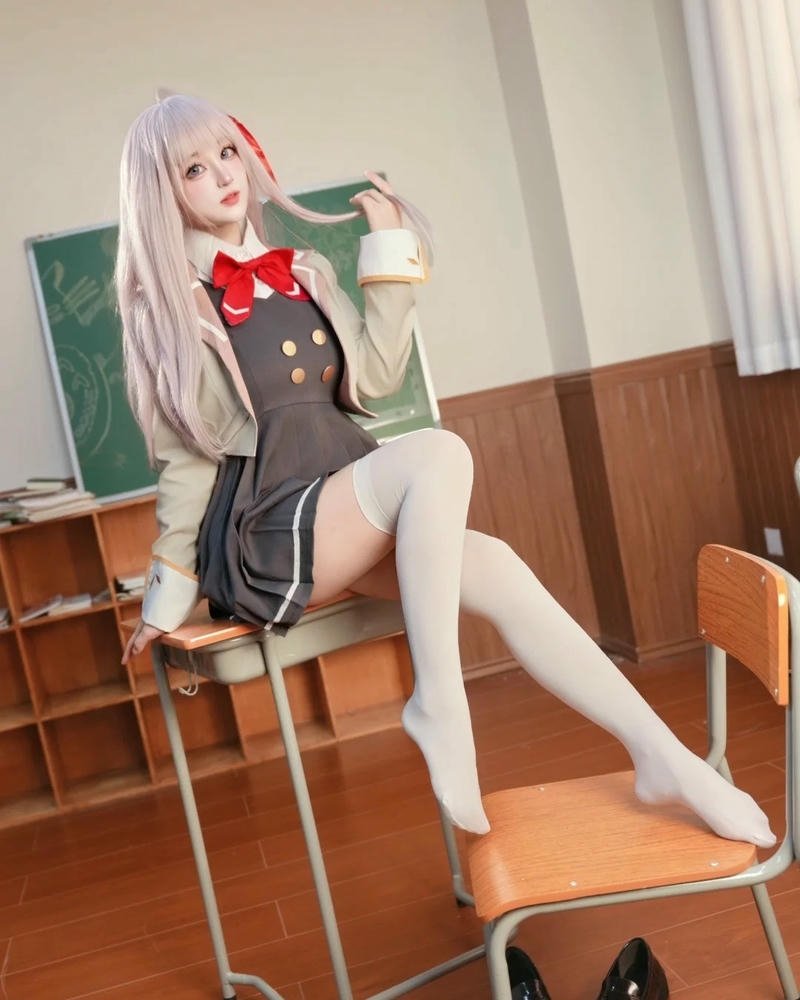 Cosplay học sinh tóc hồng đồng phục đen đỏ ngồi ghế cao