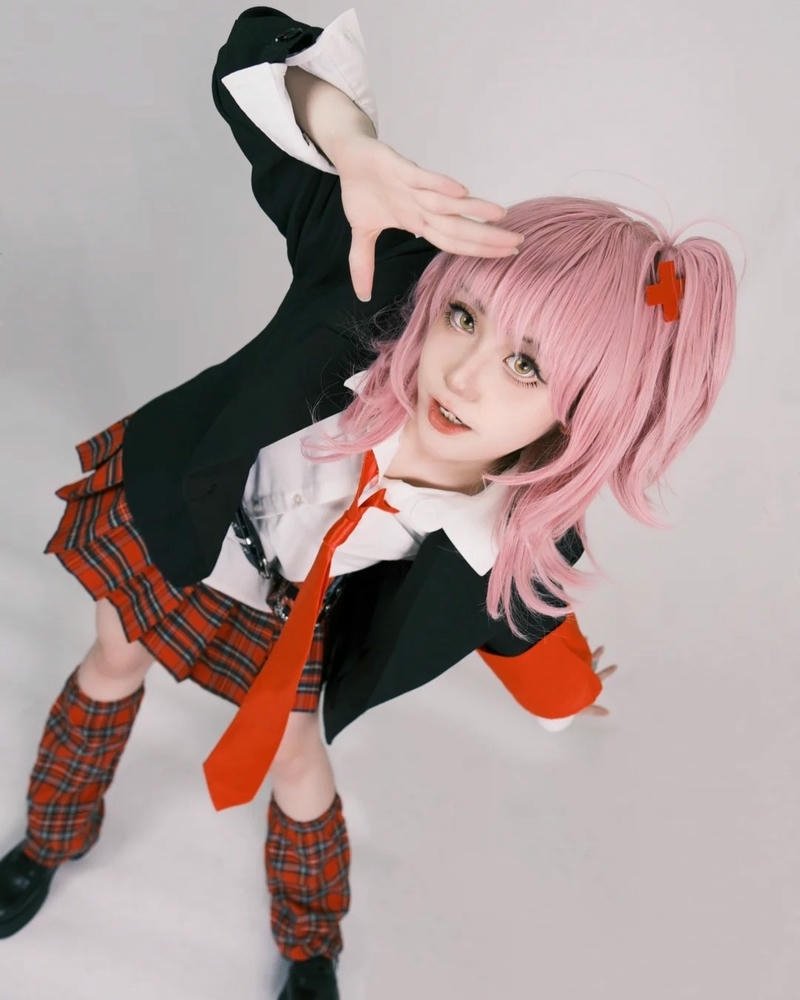 Cosplay học sinh tóc hồng đồng phục đen đỏ ngồi xổm