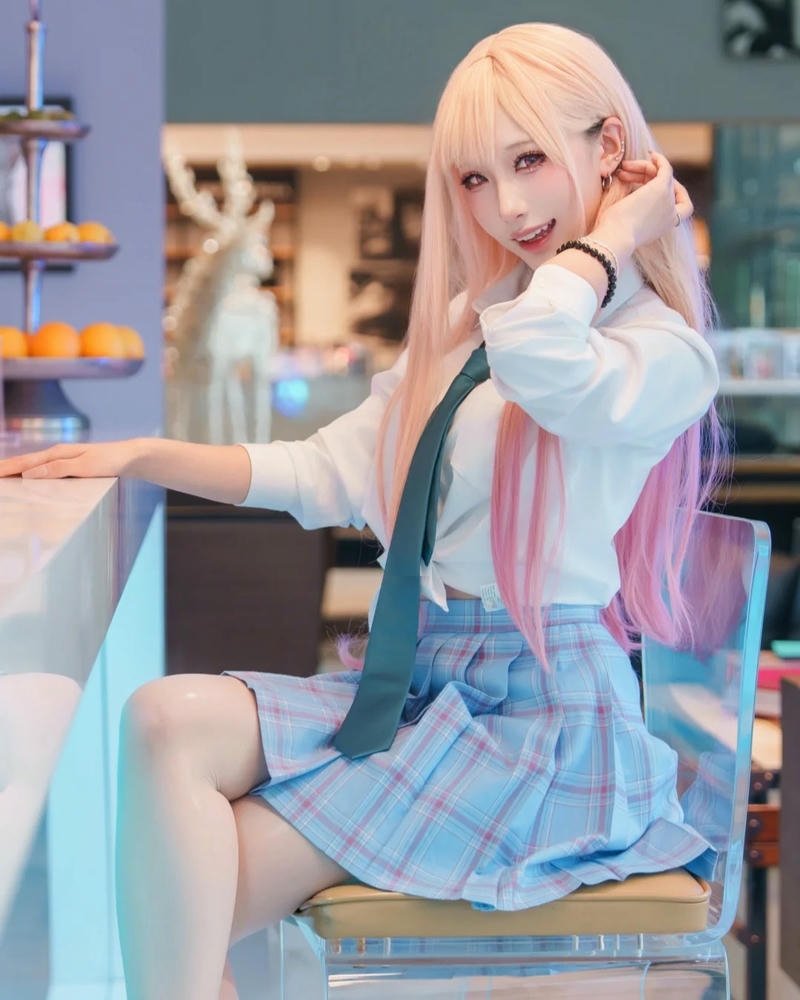 Cosplay học sinh tóc hồng đồng phục màu sắc ngồi nghiêng