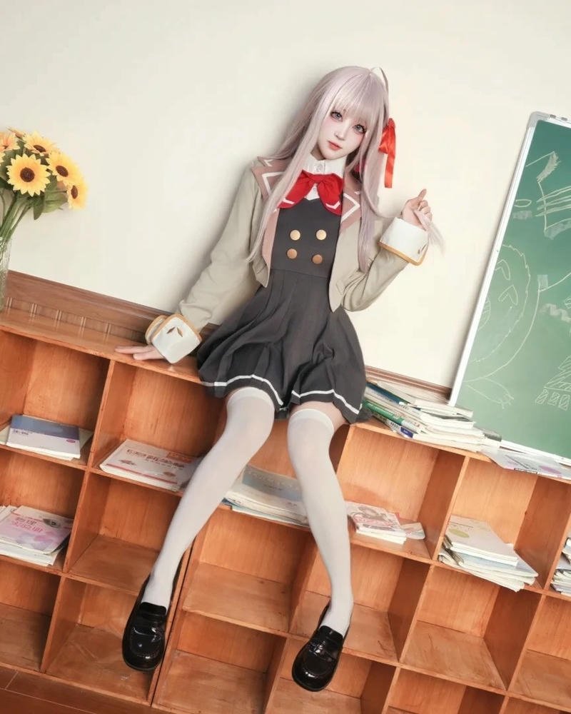 Cosplay học sinh tóc nâu đồng phục xám đỏ ngồi bàn