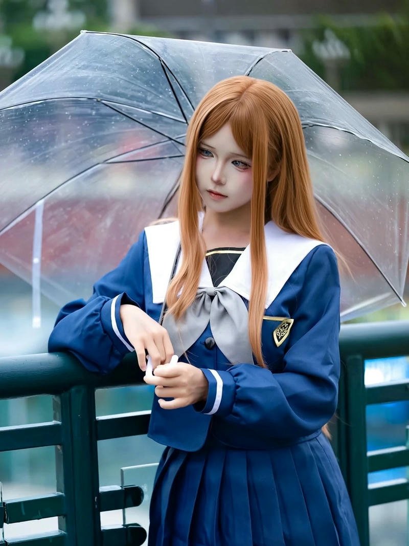 Cosplay học sinh tóc nâu váy xanh cầm ô trong suốt