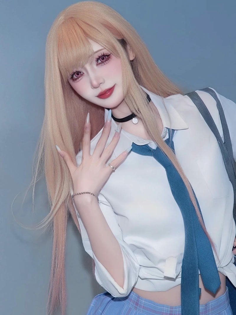 Cosplay học sinh tóc vàng áo trắng thắt cà vạt cận mặt