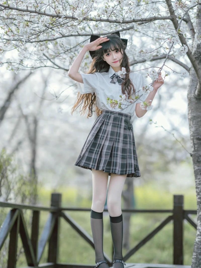 Cosplay nữ sinh áo khoác đen đội mũ